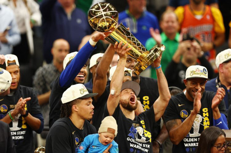 Superstar Golden State Warriors Stephen Curry mengangkat trofi Larry O&rsquo;Brien tanda sebagai juara NBA 2022.